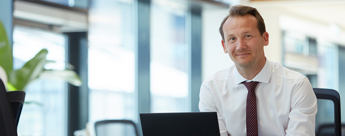 Mand sidder ved skrivebord