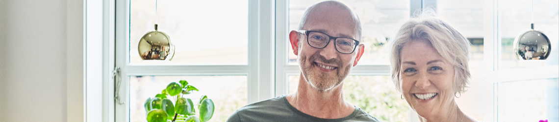 Smilede mand og kvinde
